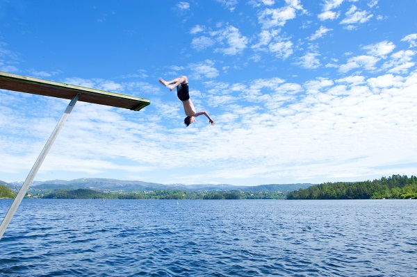 Foto av en som hopper fra stupebrett, sommer. Fotograf: Marius Solberg Anfinsen