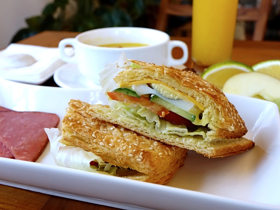 Bilde som viser rundstykke og kaffe. Fotograf: Bergen kommune