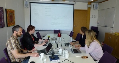 Foto av personer som jobber sammen med PC. Fotograf: Lars Christian Røssevold