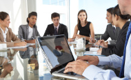 Mennesker med PC rundt et bord. Stock Photo