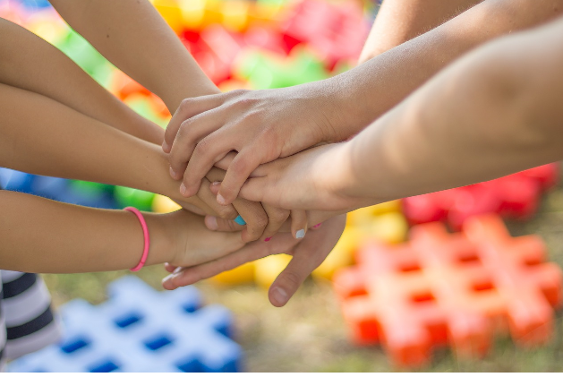 5 hender som holder sammen , friedship Fotograf: Jarmoluk Foto. Pixabay