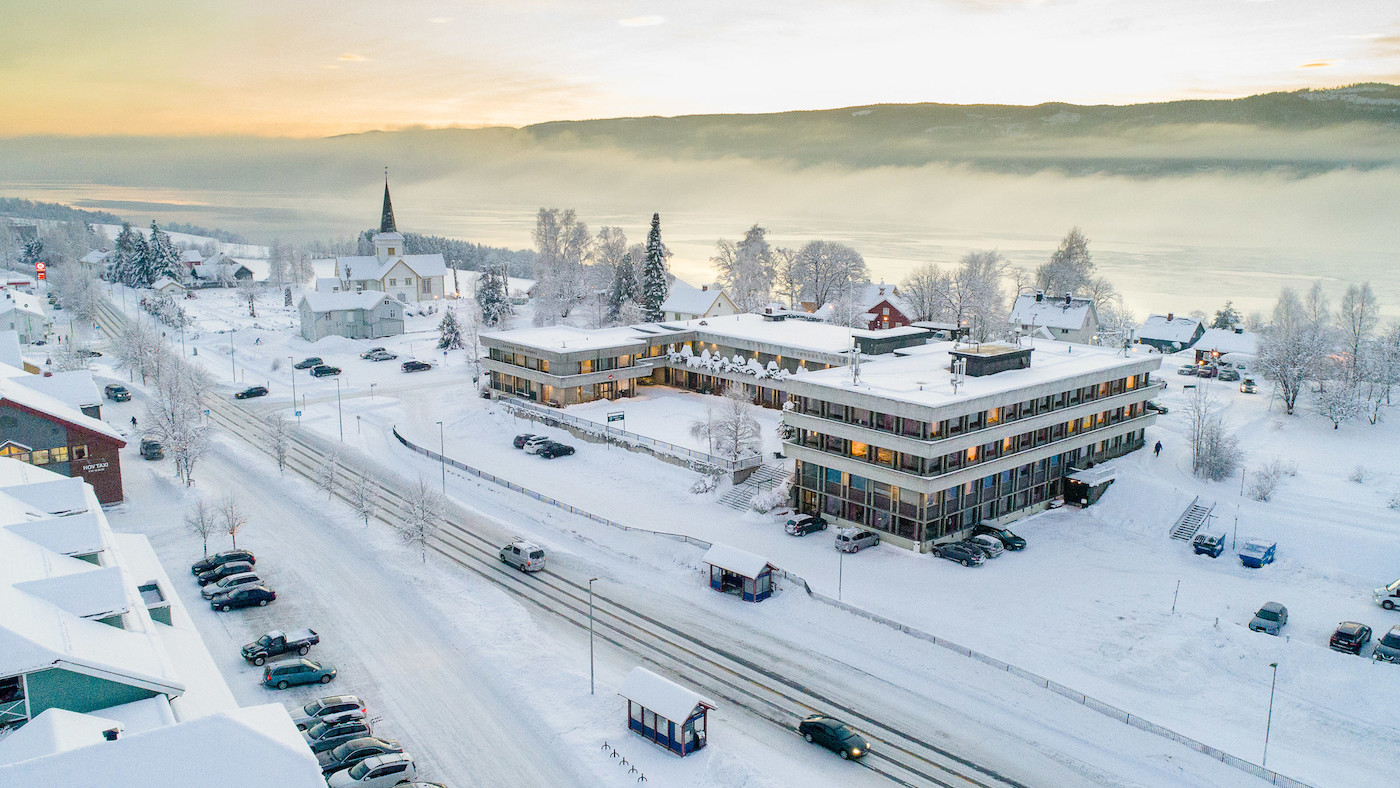 Vinter i Hov, med Rådhuset