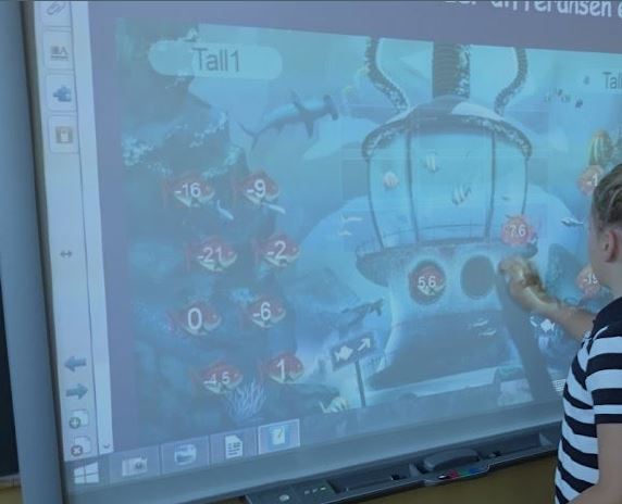 Aktivitet på den digitale tavlen. Fotograf: Kristin Skage