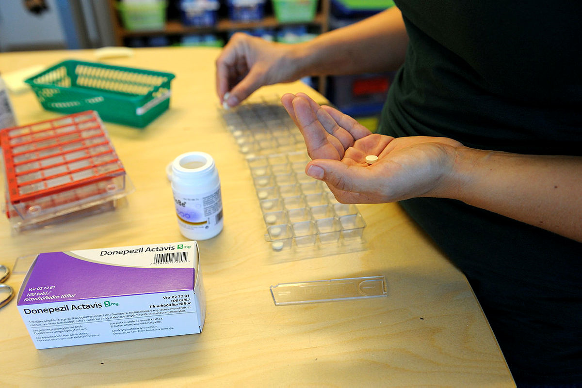 Hjemmesykepleier som doserer i dosett. Fotograf:Marius Solberg Anfinsen.