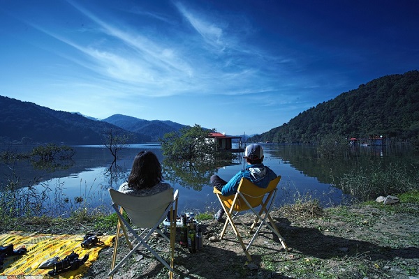 Bilde av to personer som ser utover et vann av pixnio.com CC0 Bilde av to personer som ser utover et vann av pixnio.com CC0