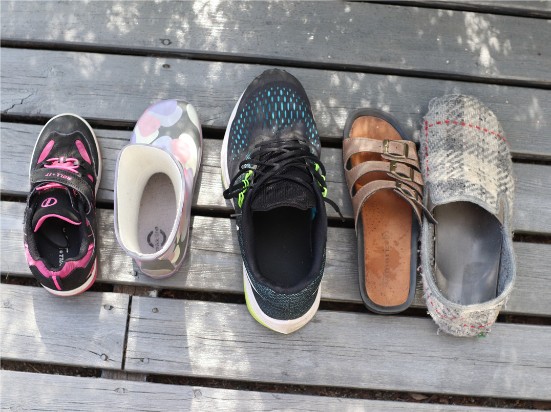 Beskriv bildet /  Fotograf: 5 ulike sko, ulik størrelse på slitt treplatting i sollys/ Bente Iren Nyland
